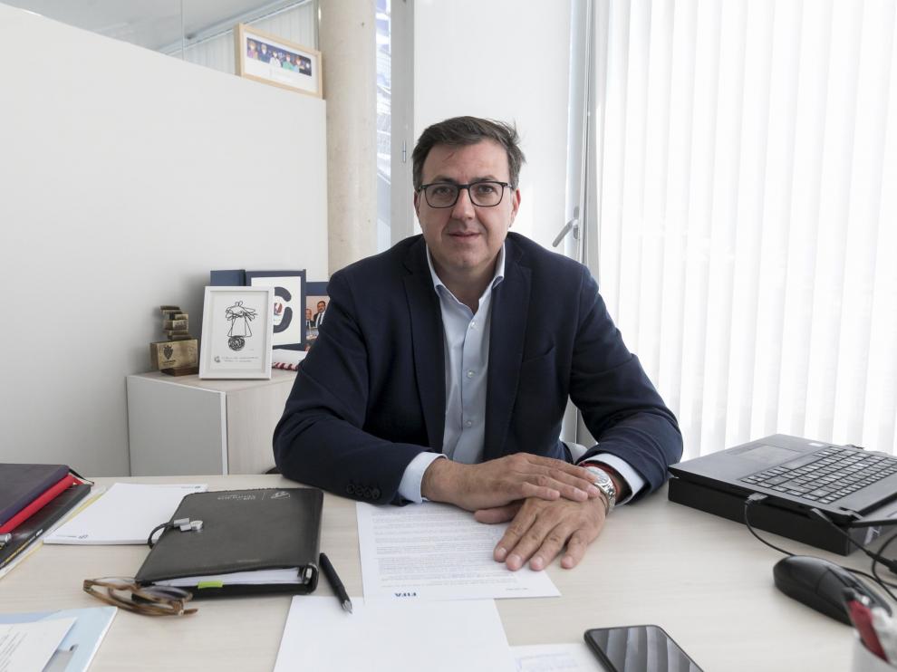 Manolo Torres, consejero delegado de la SD Huesca, en su despacho.