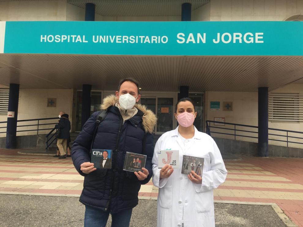 Roberto Ciria, en su entrega de 330 CDs de sus jotas al Hospital Miguel Servet la pasada semana.