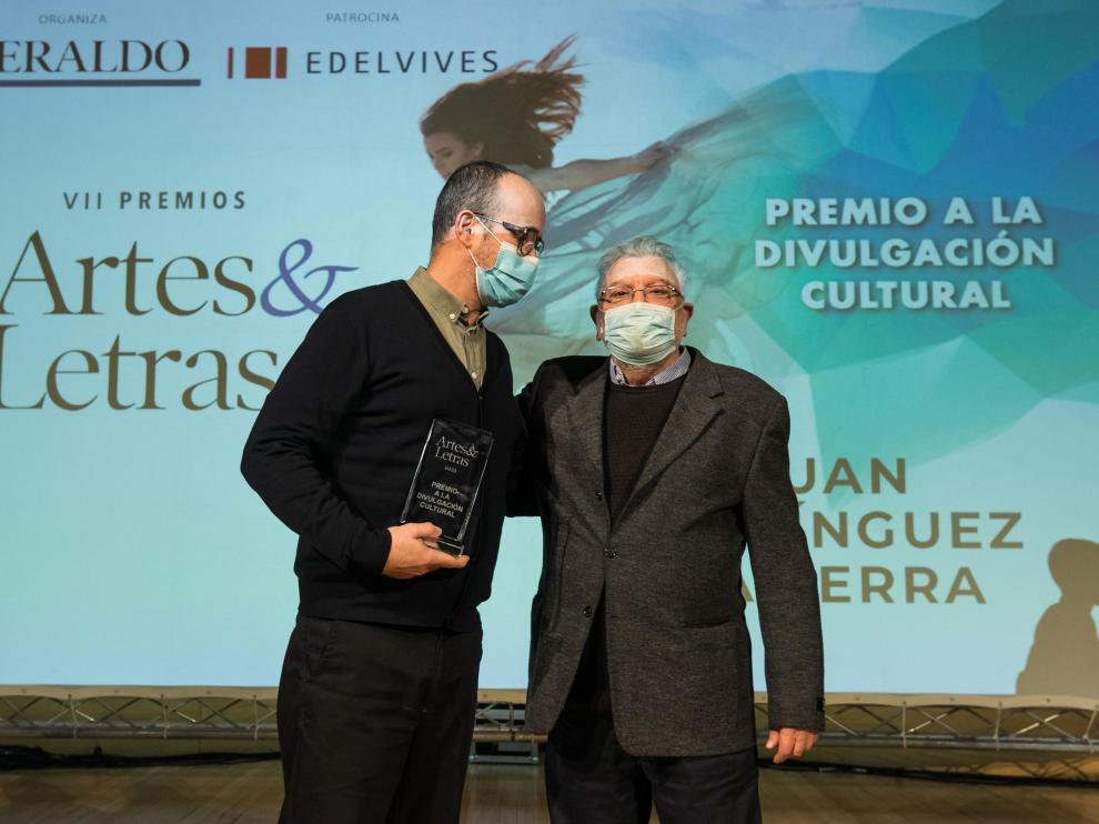 Santiago Paniagua, jefe de Cultura y Ocio de Heraldo, entregando el premio a Juan Domínguez Lasierra.