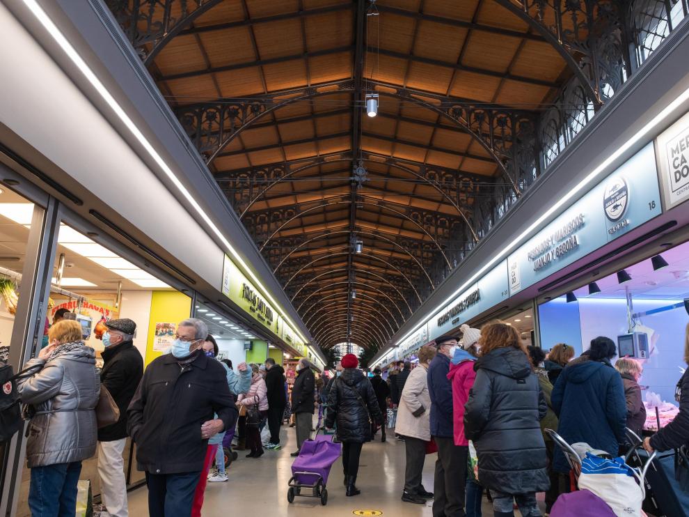 Gente comprando para estas fechas navideñas, este jueves en el Mercado Central de Zaragoza.