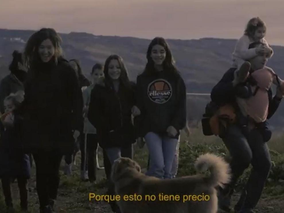Una de las imágenes del vídeo de los niños y niñas de La Fueva.