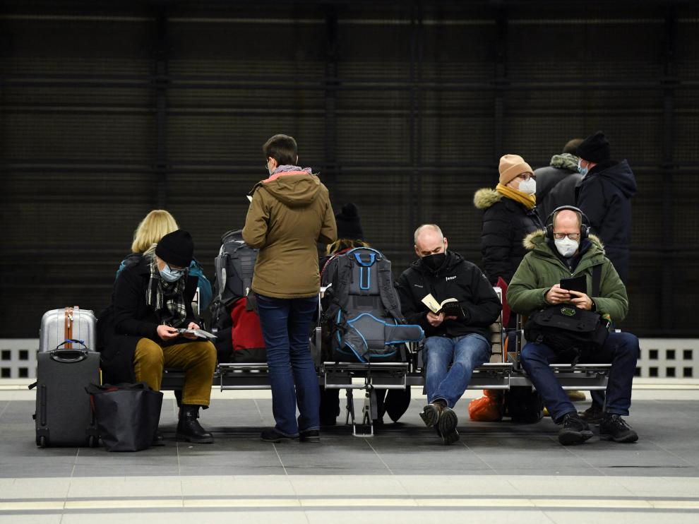 Gente sentada en la estación central de Berlín.