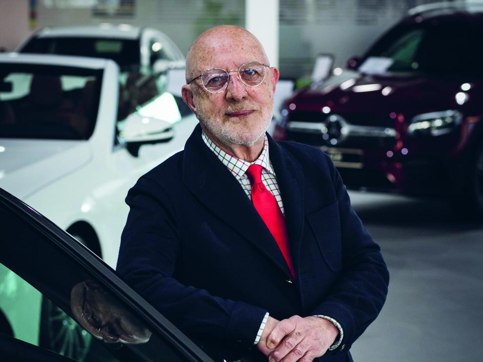 Juan Calvo, junto a uno de los modelos de Mercedes, en el concesionario de Ágreda Automóvil en la carretera de Madrid.