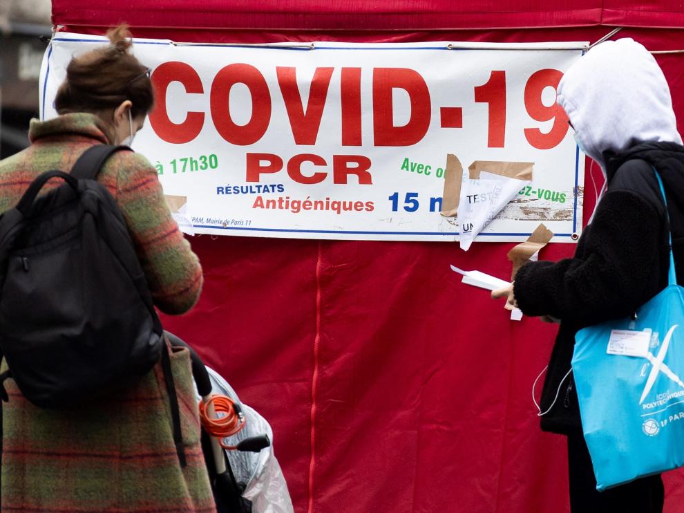 Franceses esperan para realizarse una PCR.