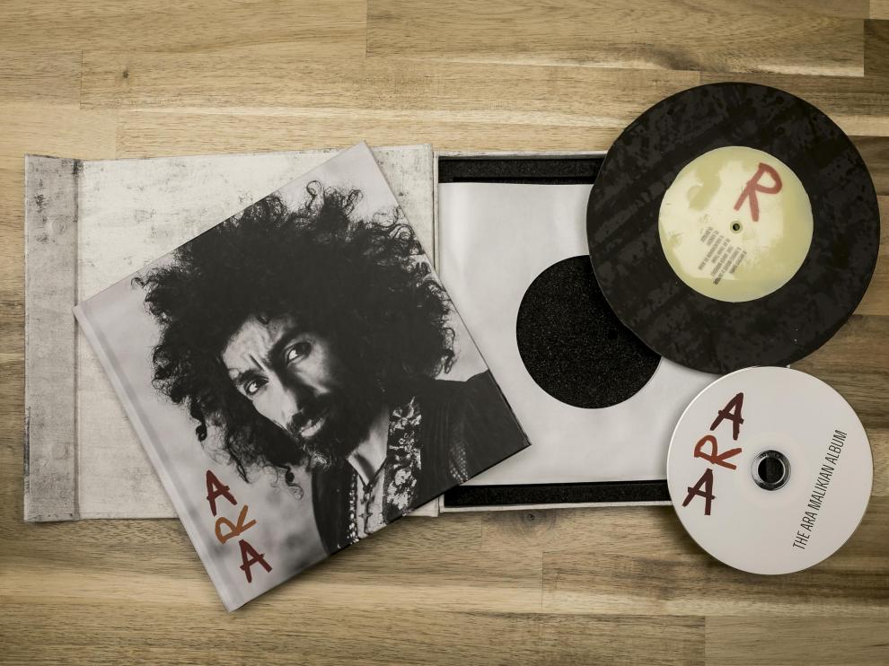La caja de edición limitada de Ara Malikian, con el disco de chocolate, el libro y el cedé.