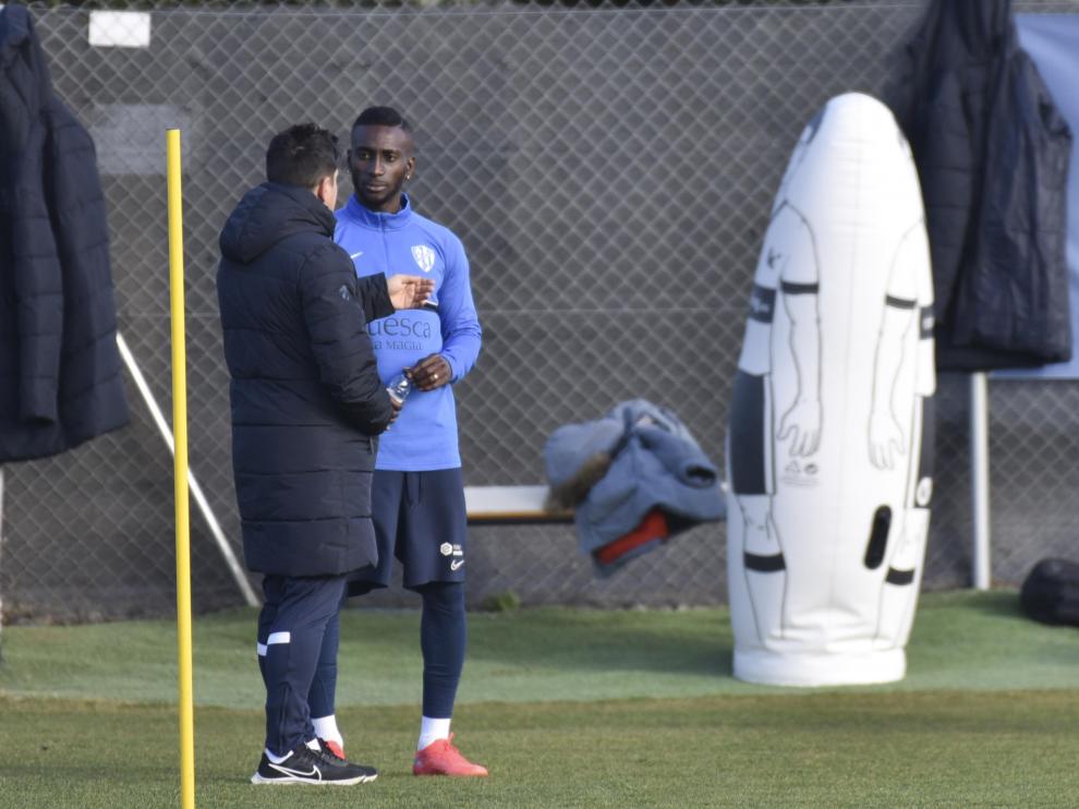 Xisco conversa con Lago Junior en el entrenamiento de la SD Huesca de este miércoles.