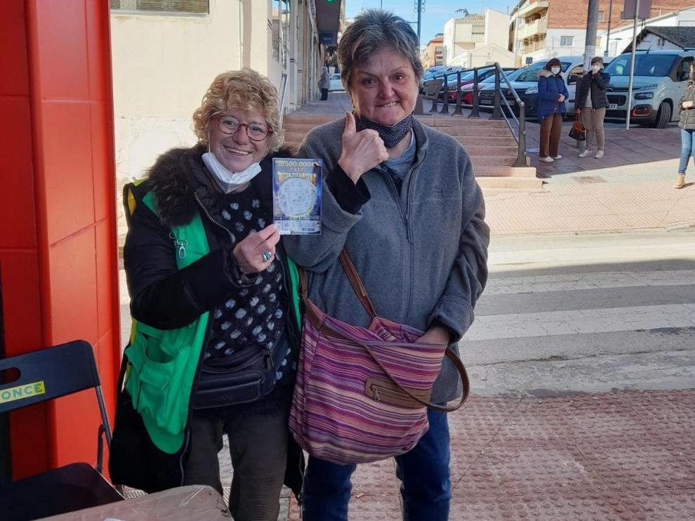 La vendedora de la ONCE, Montse Egea, junto a la afortunada, Maribel Gómez