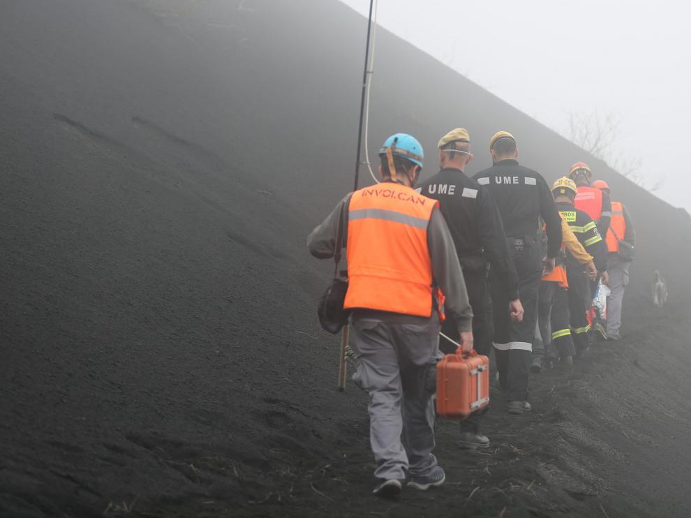 Varios bomberos acceden a una de las zonas restringidas de La Palma El Pilar, afectada por la erupción del volcán de Cumbre Vieja,