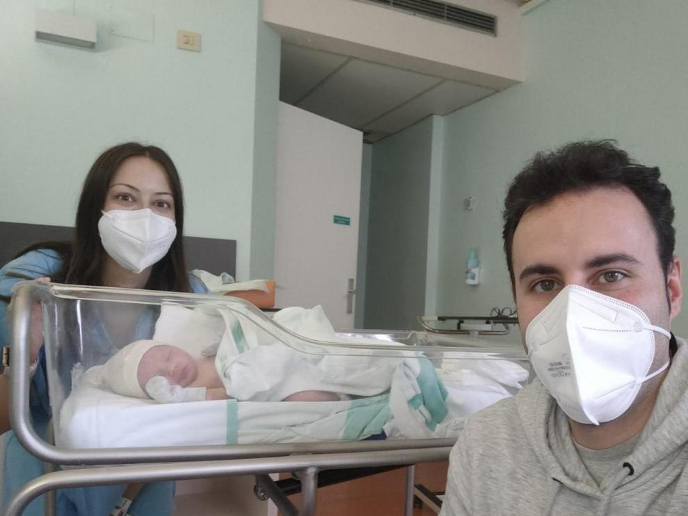 Bruno y sus padres, en el hospital Miguel Servet