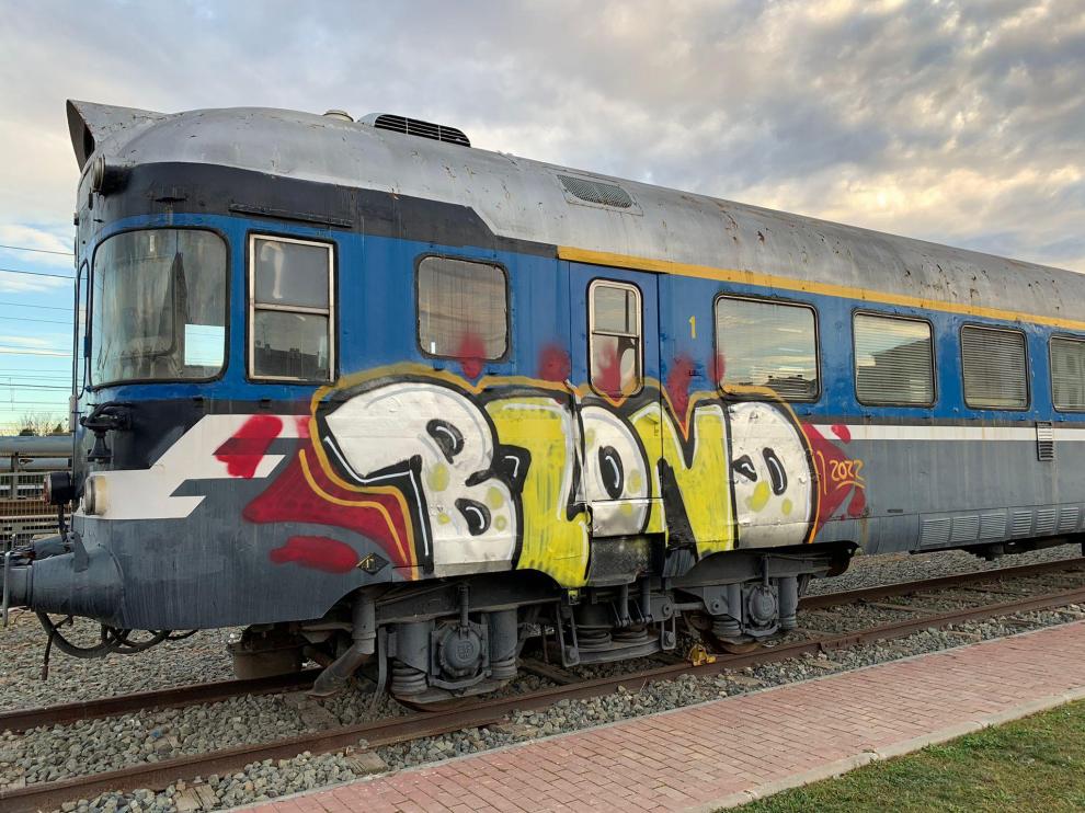 Las pintadas se han realizado en la parte más visible del vehículo.