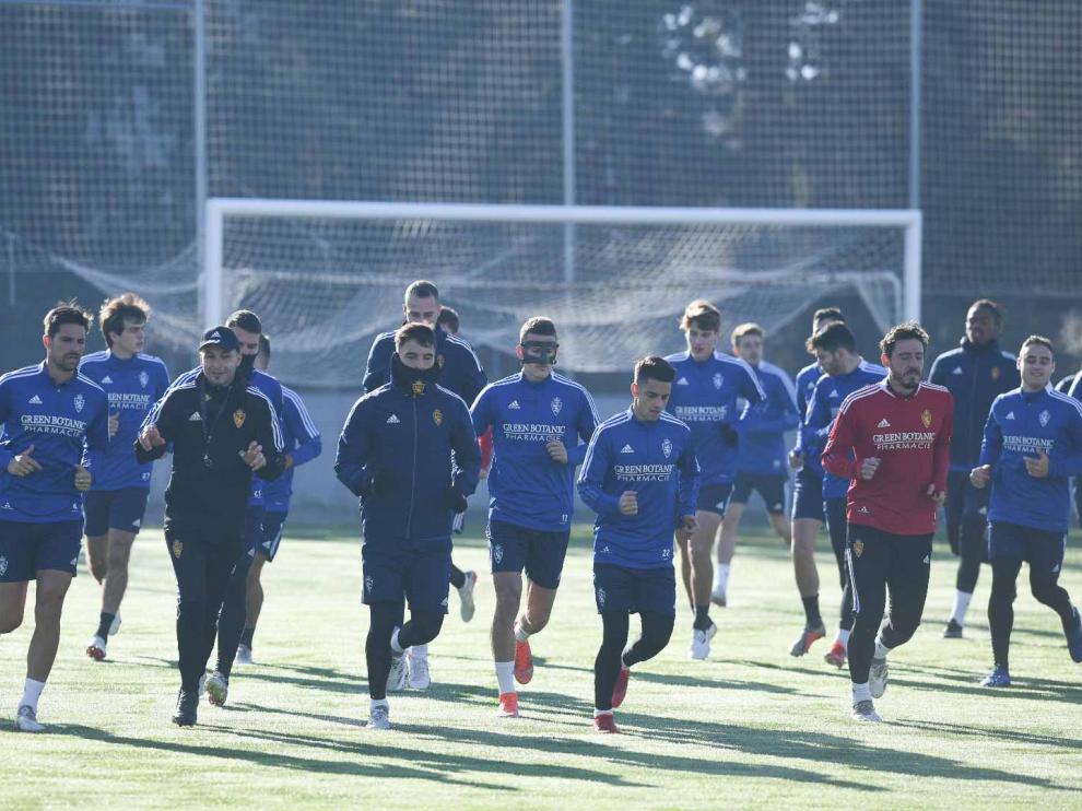 Imagen de la plantilla del Real Zaragoza entrenando este martes en la Ciudad Deportiva.