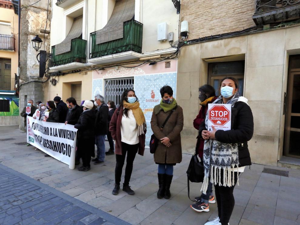 Ana, en primer plano, junto a los miembros de la Plataforma de Afectados por la Hipoteca de Huesca que se han concentrado en protesta por su desahucio.