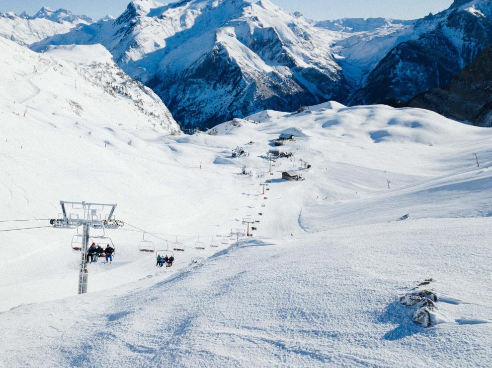 Los aficionados disfrutaron este jueves de un gran día de esquí en el 100K Candanchú-Astún.