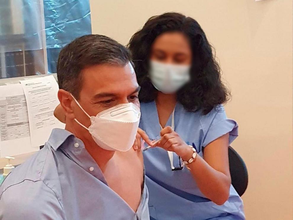 Pedro Sánchez ha recibido la tercera dosis de la vacuna contra la covid-19 en el Hospital Puerta de Hierro, este viernes.
