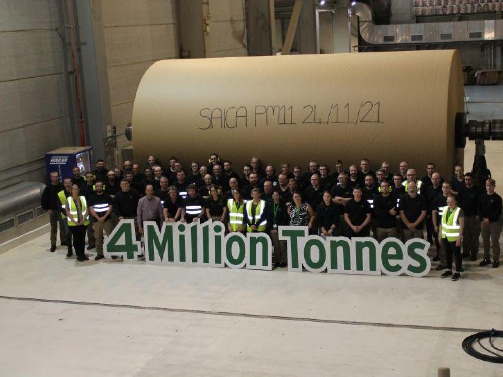 Trabajadores de la fábrica de papel de Saica en Mánchester posan delante de una gigantesca bobina para celebrar que en la factoría, que está en marcha desde enero de 2012, se han producido ya 4 millones de toneladas de papel.