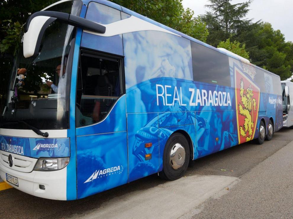 Los dos autobuses en los que viaja el Real Zaragoza hacia Ponferrada desde las 12.15 de este sábado.