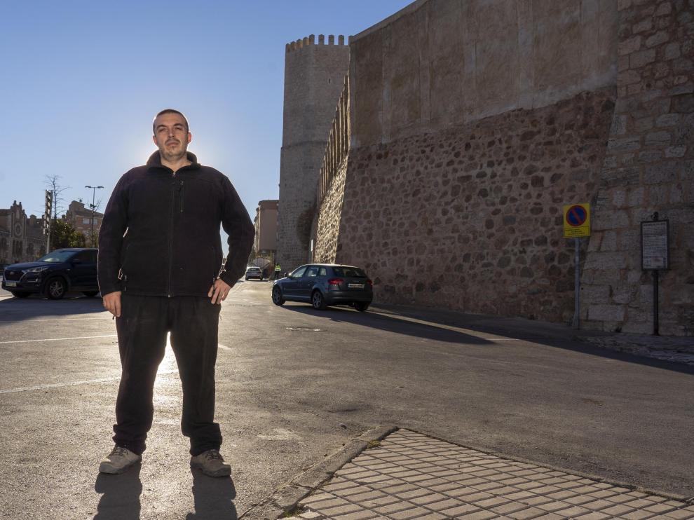 El historiador Rubén Sáez, delante de la muralla medieval de Teruel.