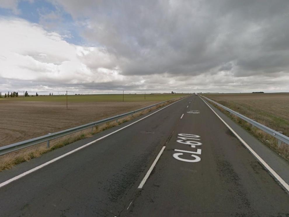 CL-610 entre Peñaranda y Paradinas de San Juan, Salamanca, donde apareció el coche accidentado.