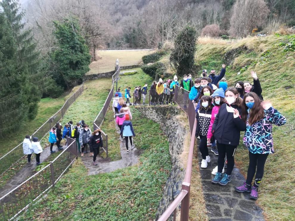 Un grupo del colegio Santa Ana de Huesca hizo este lunes una excursión al estar cerrada Cerler por viento.