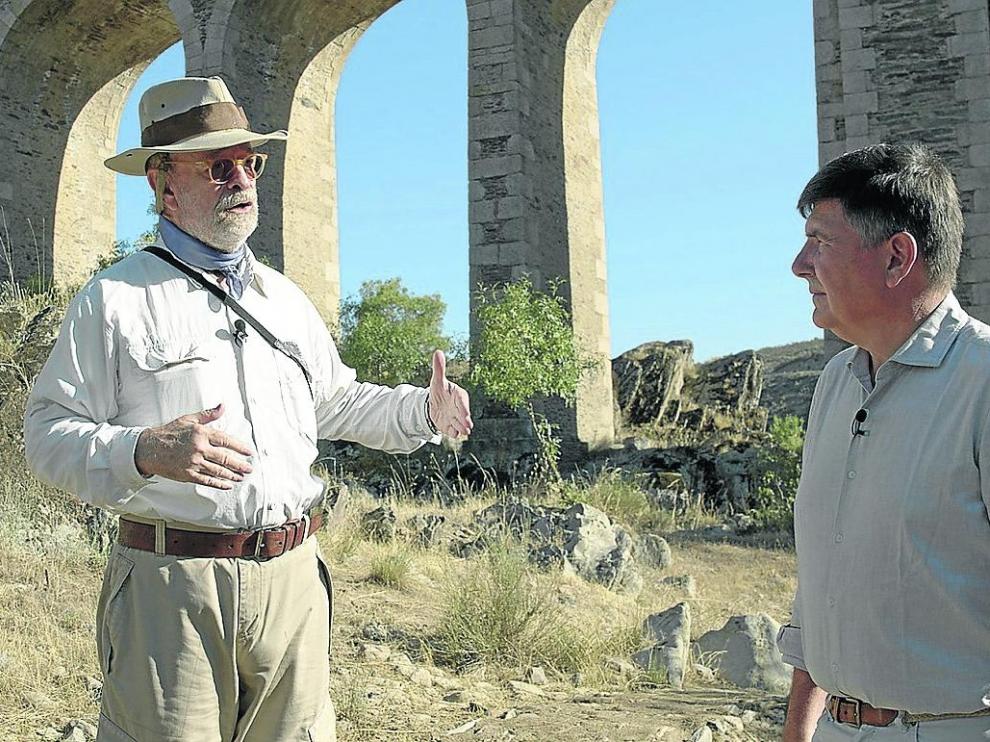 Manuel Pimentel, a la derecha, entrevista a José Luis Balbín.