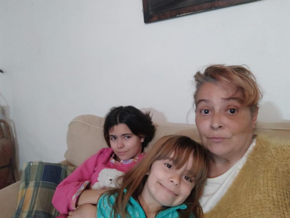 Maite con sus hijas, Mar, de 11 años, y Ania, de 6, en Rudilla.