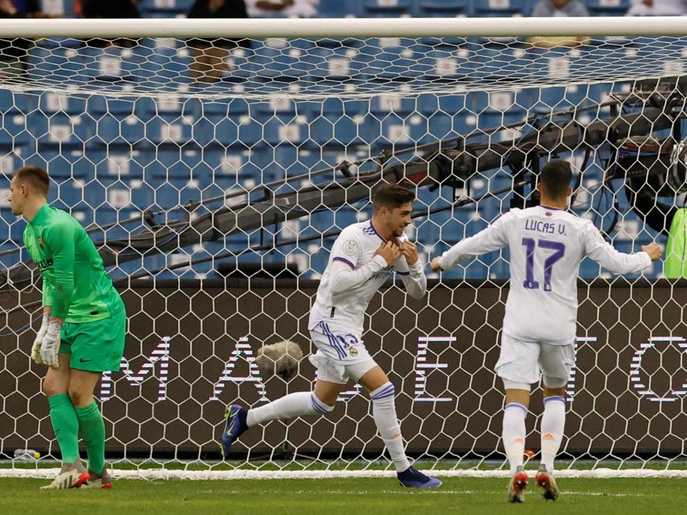 El jugador uruguayo Fede Valverde marca el 2-3 para el Real Madrid ante el Barça