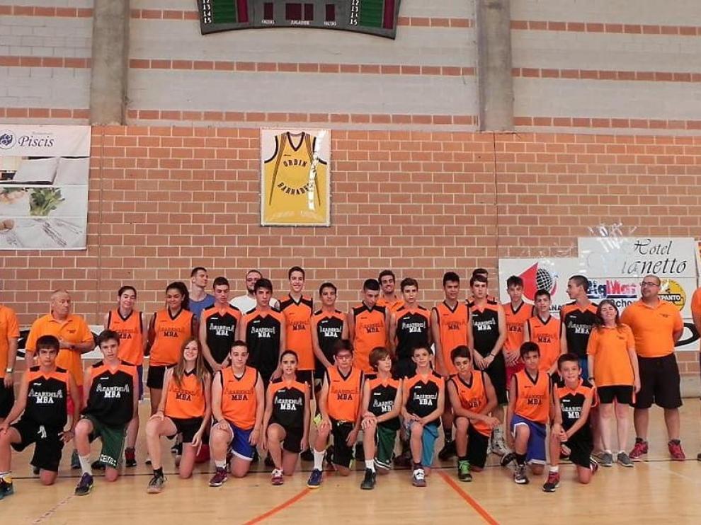 Pablo Sole Canales participó en los campus de verano del Club Baloncesto Monzón (en la imagen, el tercero por la derecha de la fila de abajo).