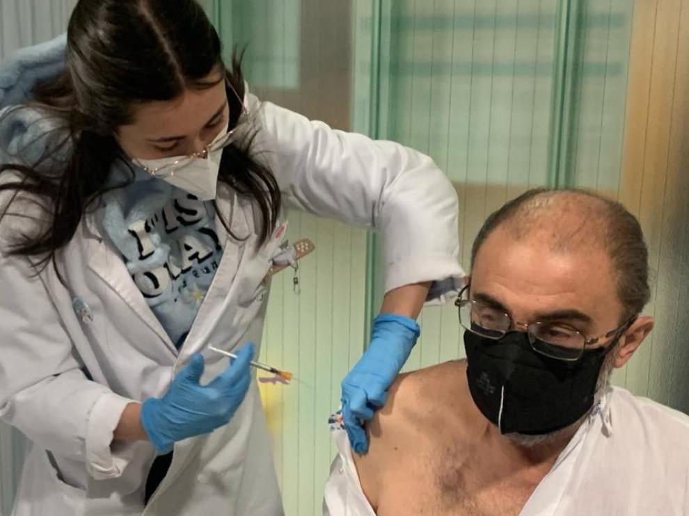Lambán ha recibido la tercera dosis de la vacuna contra la covid en el Centro de Salud Actur Norte.