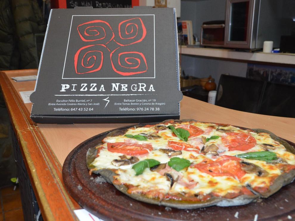 Una de las elaboraciones con la masa especial de Pizza Negra.