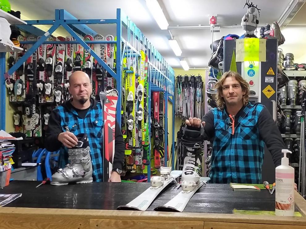 El empresario Fran Betrán, a la izquierda, junto a Iván Caneda, que trabaja de extra los fines de semana en la tienda de alquiler de esquí Kiosko Pista Grande de Candanchú.
