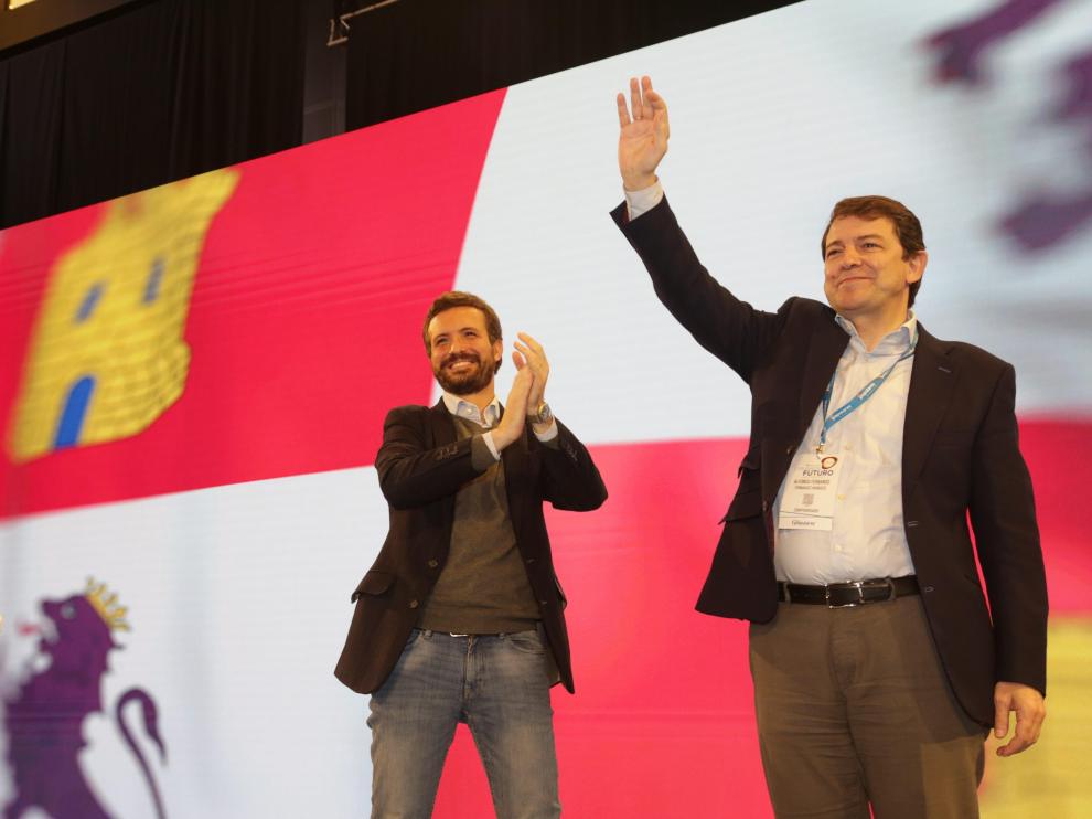 Casado aplaude a Mañueco, tras ser reelegido líder del PP en Castilla y León, este domingo.