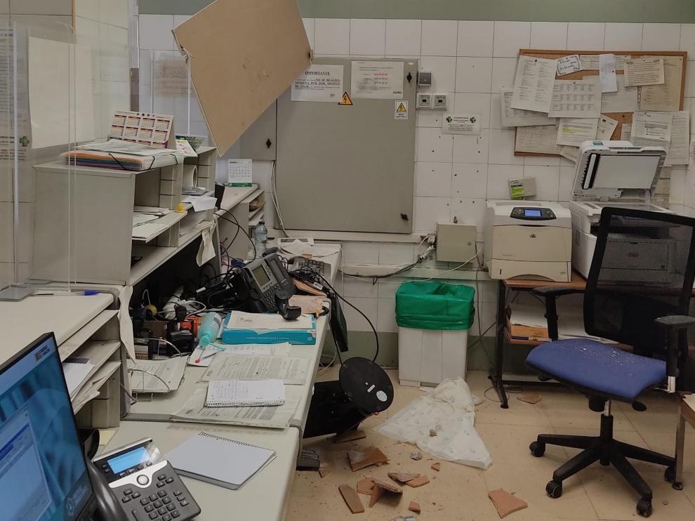 El falso techo se ha desprendido sobre el mostrador de admisión del centro de salud del Perpetuo Socorro de Huesca.