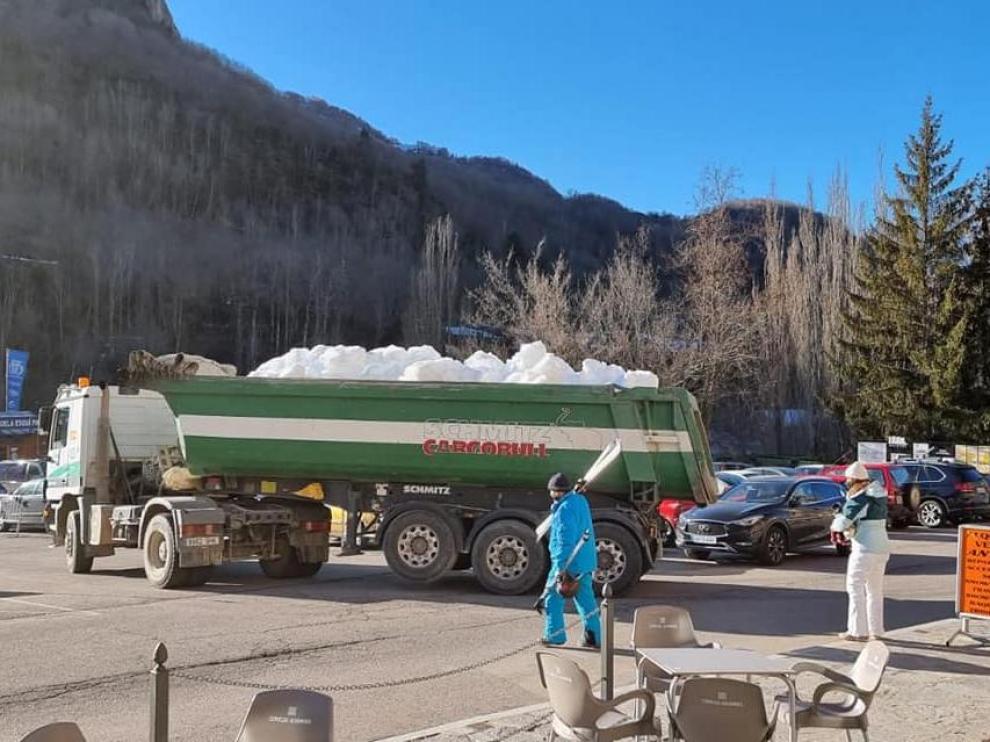 Uno de los camiones que trasladó nieve desde el balneario a la estación de esquí.