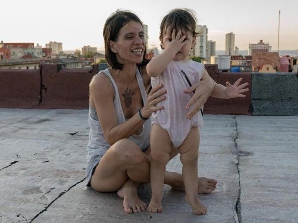 La periodista independiente cubana Marta María Ramírez y su hija, en La Habana.