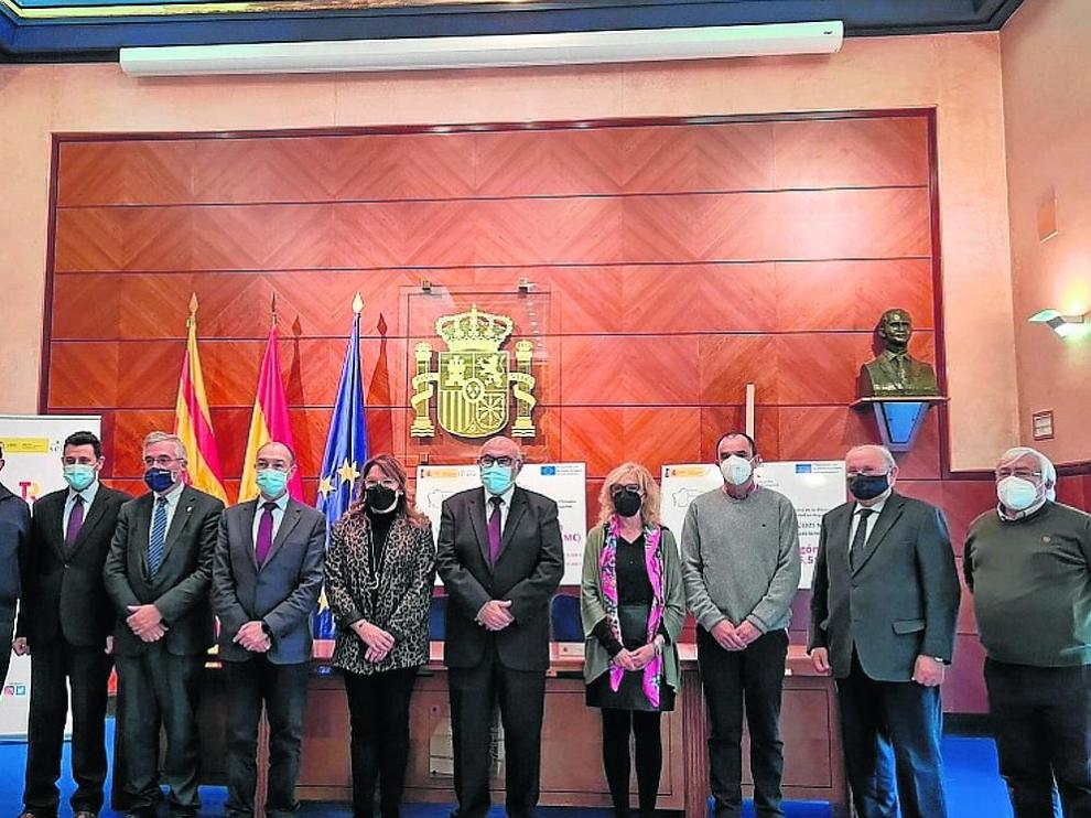 Los regantes, el consejero de Agricultura, la delegada del Gobierno y el responsable de Seiasa durante la firma de los convenios de modernización de regadíos que contarán con fondos europeos.