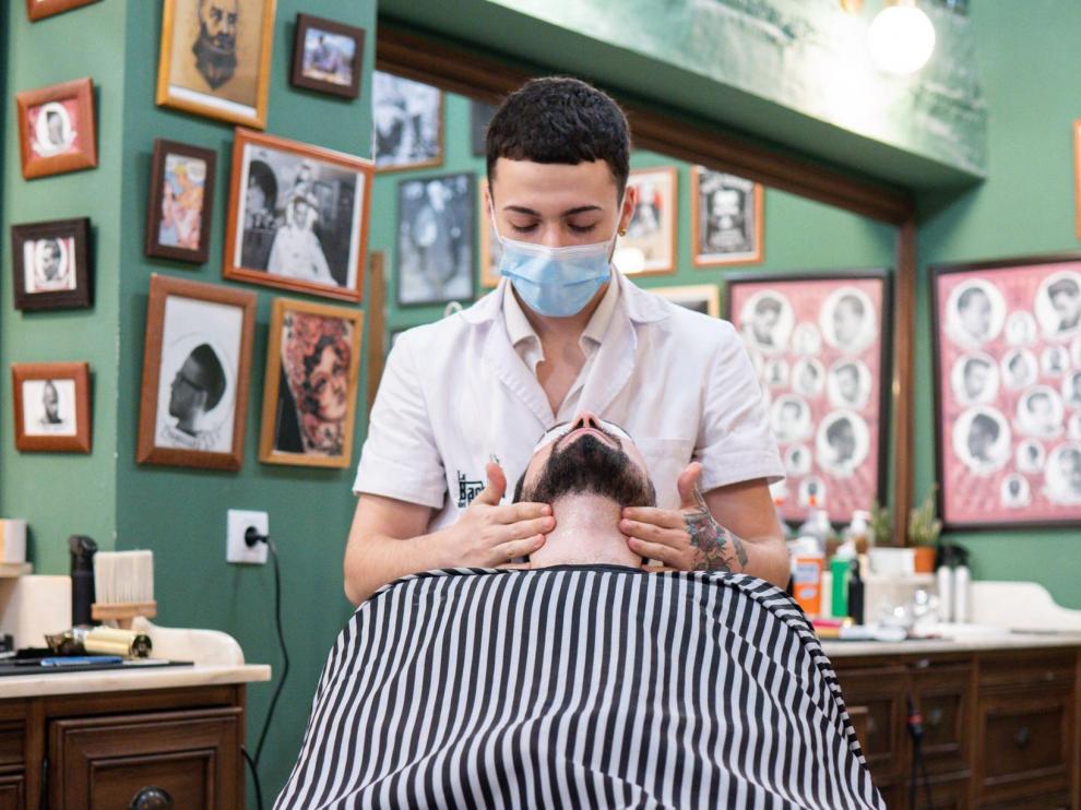 Adrián Hernández, en la barbería donde trabaja.