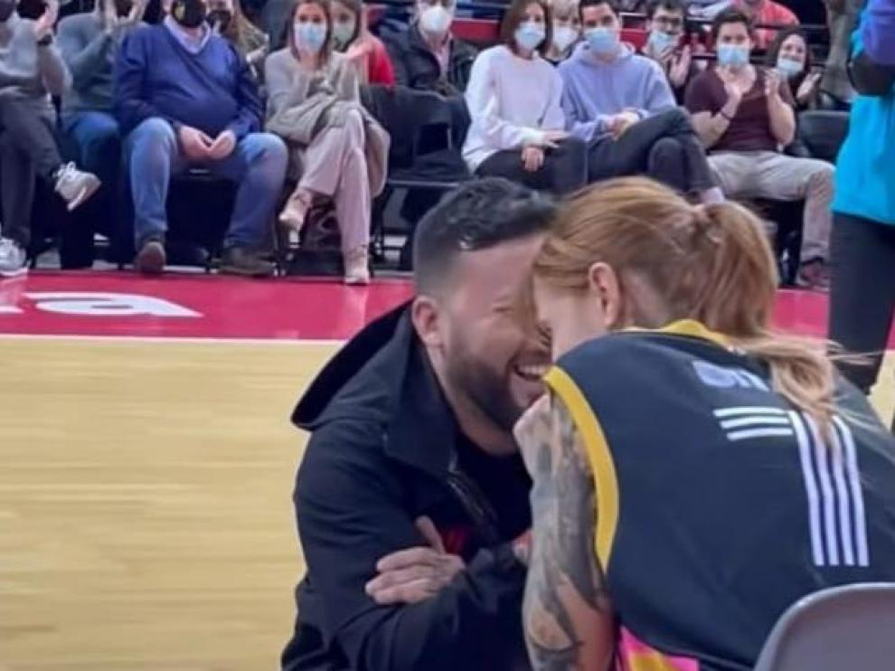Pedida de mano en el partido de 'Basket es vida'.