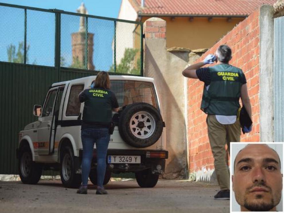 La Guardia Civil inspecciona la calle de Muniesa donde el fugitivo –a la derecha– disparó a dos guardias.