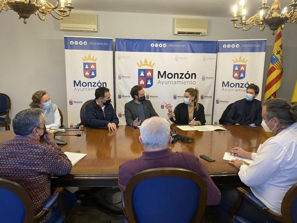 Reunión en el Ayuntamiento de Monzón con la consejera Maru Díaz y representantes municipales y empresariales, este martes.