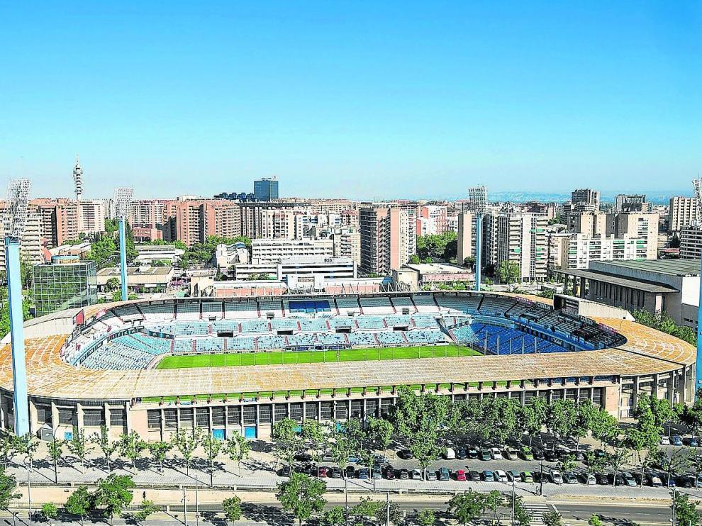 Vista del estadio de fútbol de La Romareda, que sigue a la espera de que se decida su futuro.