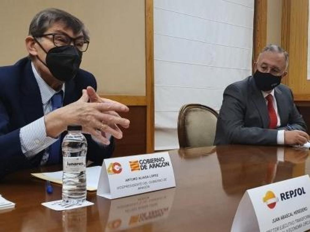 Arturo Aliaga, en un momento de la reunión con directivos de Repsol.