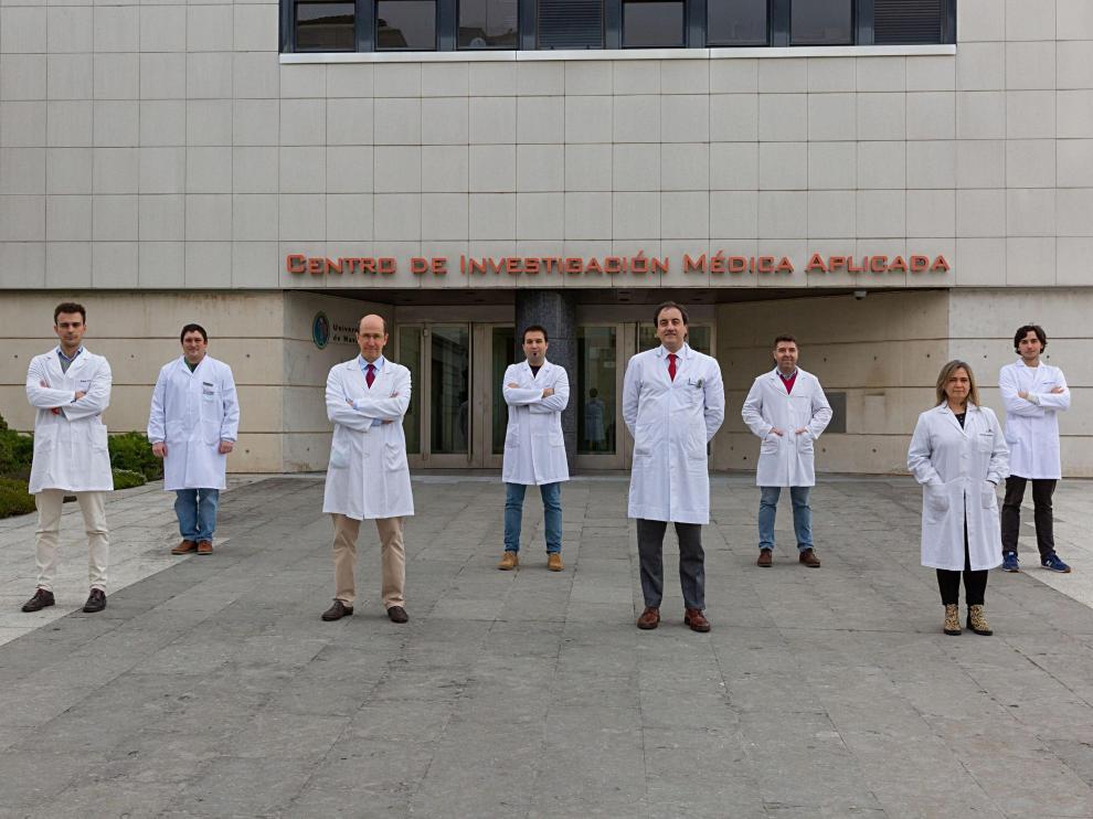 Los doctores Fernando Lecanda y Rafael Martínez-Monge, en el centro, con los profesionales del Cima que han participado en la investigación.