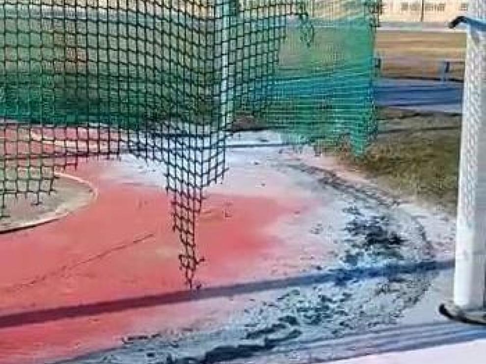 Los últimos daños en la pista de atletismo de Monzón provocados por la quema de la red de la jaula de lanzamiento ascienden a 5.000 euros.