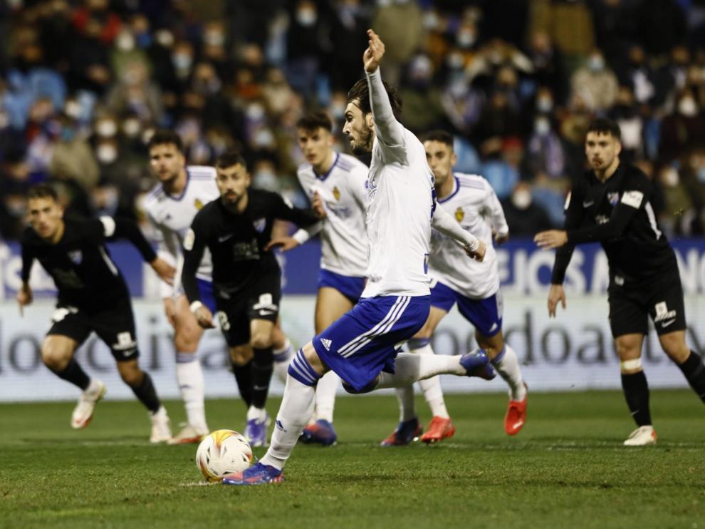 Un momento del partido entre el Real Zaragoza y el Málaga en La Romareda