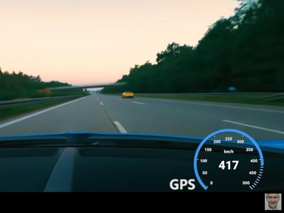 Imagen del vídeo que colgó el millonario checo del Bugatti alcanzando los 417 km/h
