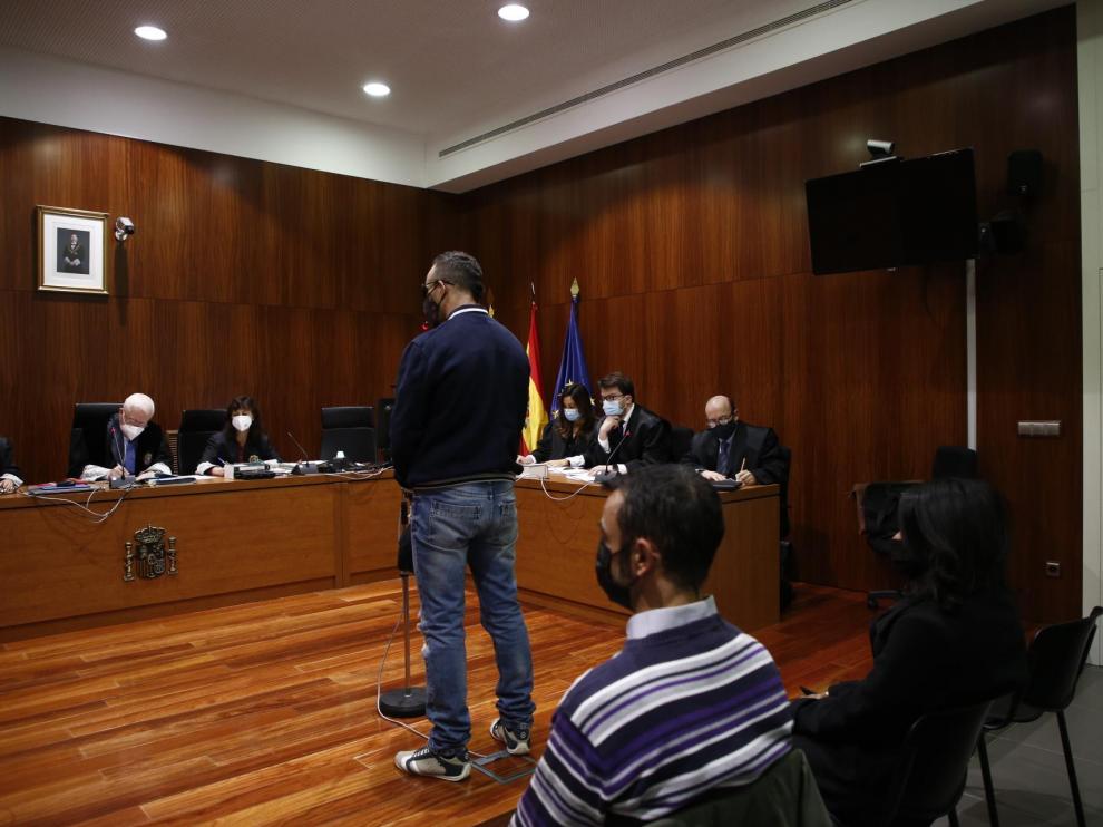 Los acusados, durante el juicio que ha comenzado este lunes en la Audiencia de Zaragoza.
