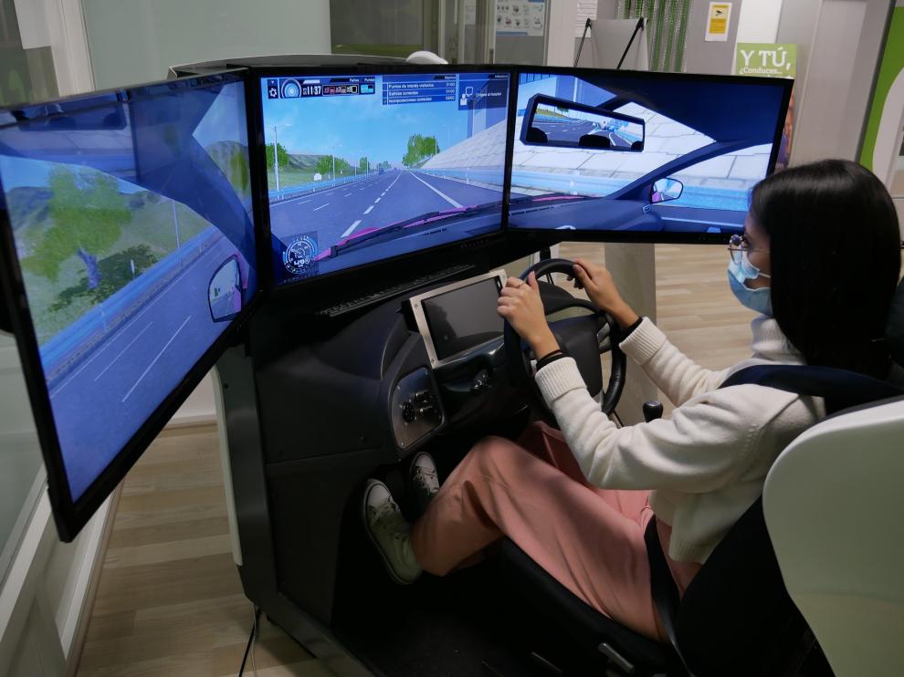 Imagen del simulador de coche Simescar que ofrece la empresa oscense ACF Drive para poder realizar prácticas del carnet de conducir.