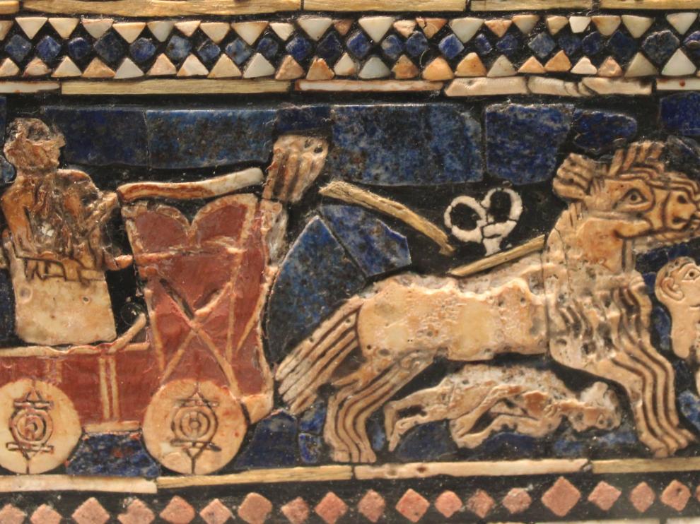 Estandarte de Ur, panel de la Guerra, donde se representan carros de cuatro ruedas tirados por asnos que podrían ser kungas (obra de arte sumeria del 2600 a. C., actualmente en el Museo Británico)