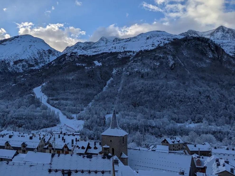 Así ha amanecido este martes Panticosa tras la nevada de la pasada noche.