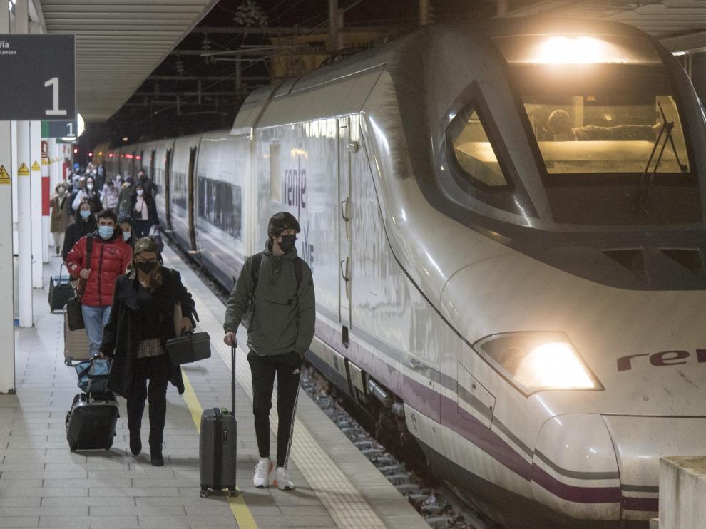 Llegada de viajeros a la estación de Huesca en el AVE Madrid-Huesca del viernes por la noche.